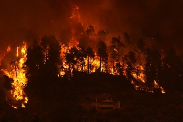 Ακόμη μία νύχτα μάχης με τις φλόγες – Πάνω από 650.000 στρέμματα έγιναν στάχτη