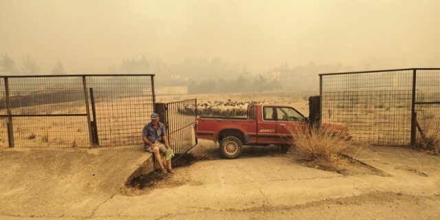 Μαίνεται η φωτιά στην Εύβοια – Τεράστιες καταστροφές σε σπίτια και δασικές εκτάσεις