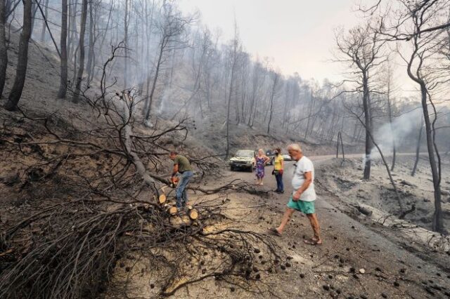 Φωτιά στην Εύβοια: Συγκλονιστικό βίντεο από την καταστροφή στις Ροβιές