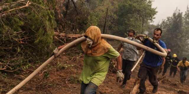 Συνεχείς αναζωπυρώσεις στη Βόρεια Εύβοια – Τρίτη η Ελλάδα σε καμένες εκτάσεις