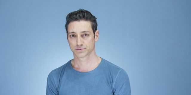 Ο Ευριπίδης Λασκαρίδης ανασύρει μνήμες και “ρίχνει” βλέμμα κωμικό στην τραγωδία