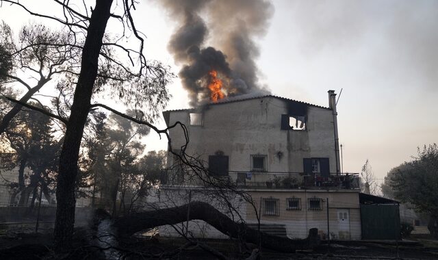 Φωτιά στη Βαρυμπόμπη: Εκκενώθηκε μέσα στη νύχτα τμήμα του Κρυονερίου – Συνεχείς αναζωπυρώσεις
