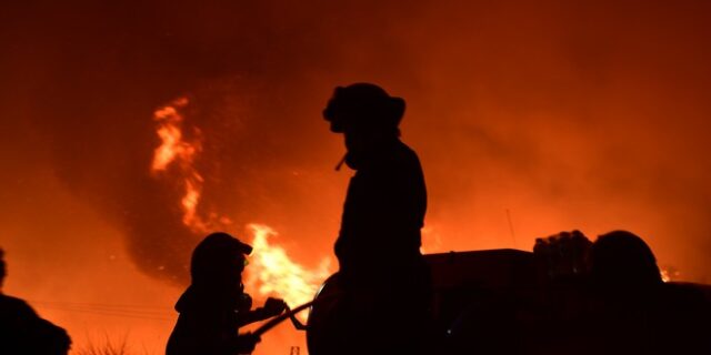 Βίλια: Ένα ακόμα δύσκολο βράδυ – Ώρες αγωνίας και μάχης με τις φλόγες