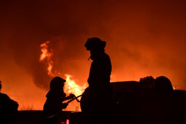 Βίλια: Ένα ακόμα δύσκολο βράδυ – Ώρες αγωνίας και μάχης με τις φλόγες