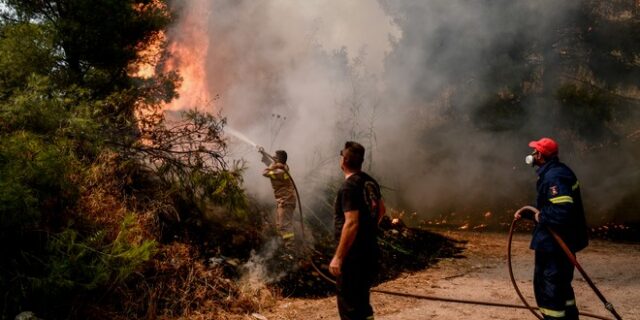 Ο ηρωισμός ενός εθελοντή πυροσβέστη: Καιγόταν το σπίτι του αλλά συνέχισε να σβήνει φωτιές αλλού