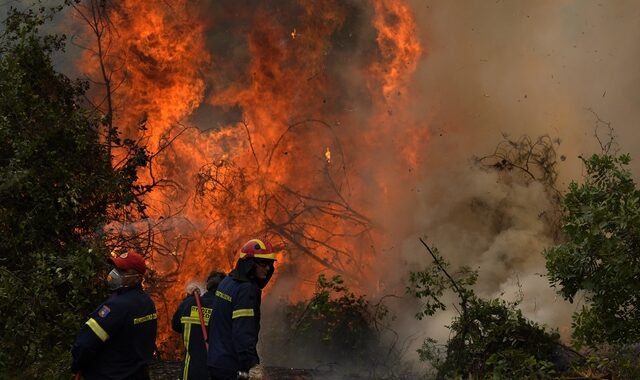 Εύβοια: Συνεχείς αναζωπυρώσεις, σε κοντινή απόσταση από την Ιστιαία η φωτιά