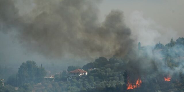 Φωτιά στην Αρχαία Ολυμπία: Συγκλονιστικές εικόνες από το πύρινο μέτωπο
