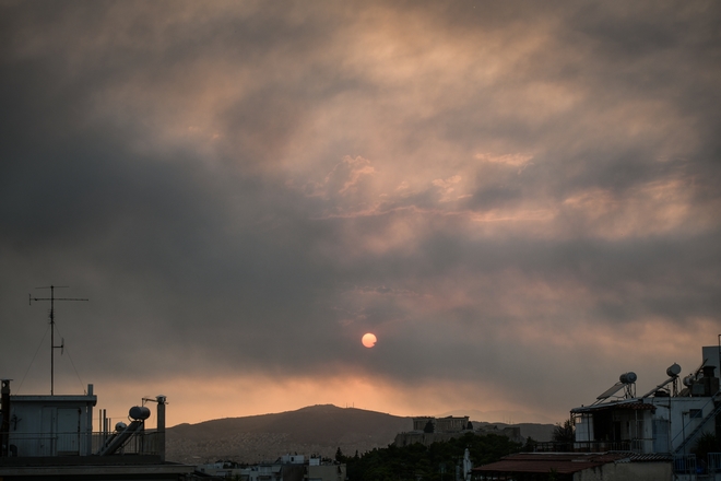 Αποπνικτική η κατάσταση στην Αττική από την καταστροφική φωτιά στην Βαρυμπόμπη