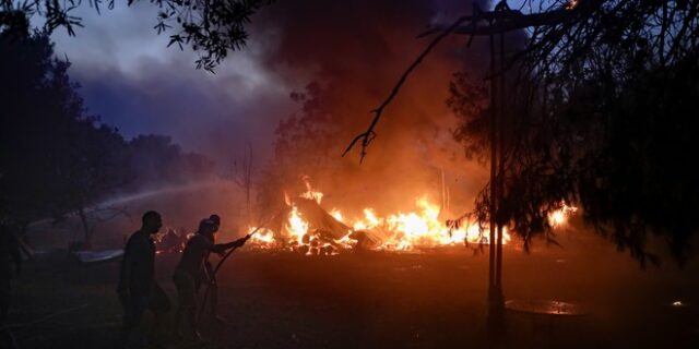 Φωτιά στη Βαρυμπόμπη: Ολονύχτιος εφιάλτης – Εκτός ελέγχου η πυρκαγιά, τεράστια η καταστροφή