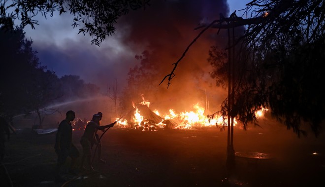 Φωτιά στη Βαρυμπόμπη: Ολονύχτιος εφιάλτης – Εκτός ελέγχου η πυρκαγιά, τεράστια η καταστροφή