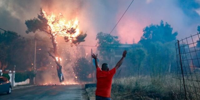 Φωτιά στη Βαρυμπόμπη: Κάηκαν σπίτια  – Συνεχής μάχη με τις αναζωπυρώσεις
