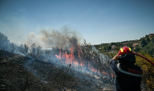 Επικίνδυνη φωτιά στη Λίμνη της Ευβοίας – Εκκενώνονται οικισμοί