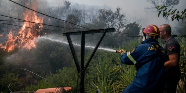Παντελώς ανεξέλεγκτη η φωτιά στα Βίλια – Καλύτερη εικόνα στην Λαυρεωτική