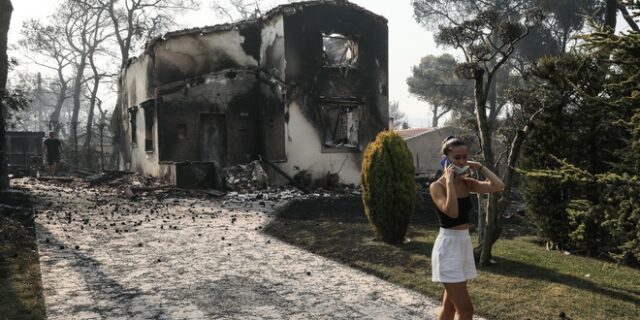 Βαρυμπόμπη: Εικόνες θλίψης από το πέρασμα της πύρινης λαίλαπας