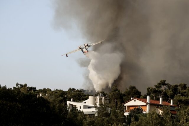 Φωτιά στη Βαρυμπόμπη: Στοίχημα η ηλεκτροδότηση της Αττικής – Παρά τρίχα γενικευμένο μπλακ άουτ