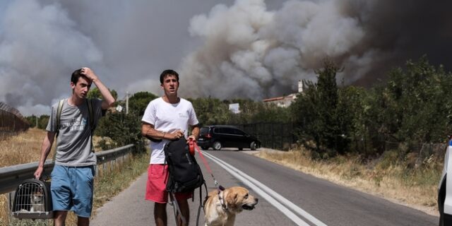 Εκτός ελέγχου η φωτιά στη Βαρυμπόμπη: Εκκενώνονται σπίτια