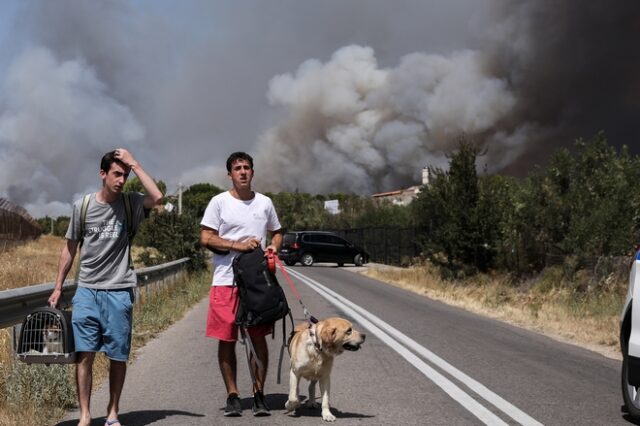 Εκτός ελέγχου η φωτιά στη Βαρυμπόμπη: Εκκενώνονται σπίτια