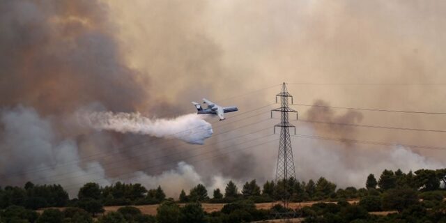 Φωτιά στη Βαρυμπόμπη: Ξέφυγε η πυρκαγιά με 3 μποφόρ