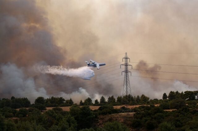 Φωτιά στη Βαρυμπόμπη: Ξέφυγε η πυρκαγιά με 3 μποφόρ