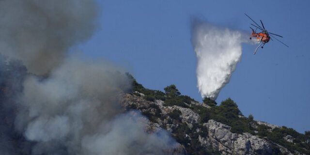 Πυρκαγιές: Μάχη με τον χρόνο στην Πάρνηθα – Ανεξέλεγκτη η φωτιά στην Εύβοια – Αναζωπυρώσεις στην Ηλεία