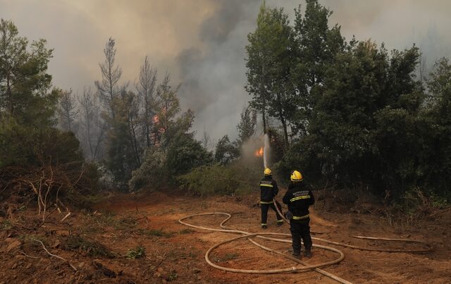 Φωτιά στην Αρκαδία: Σε κέντρα υγείας τρεις πυροσβέστες