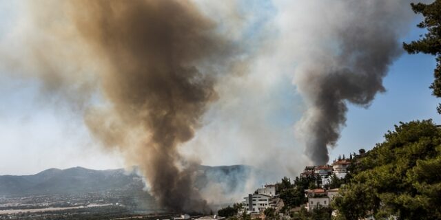 Φωτιά στη Βαρυμπόμπη: Αναστέλλονται σιδηροδρομικά δρομολόγια