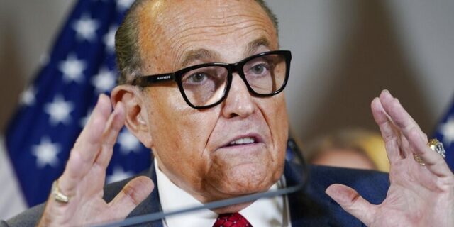 Ο Ρούντι Τζουλιάνι ξυρίζεται στο εστιατόριο που τρώει και γίνεται viral