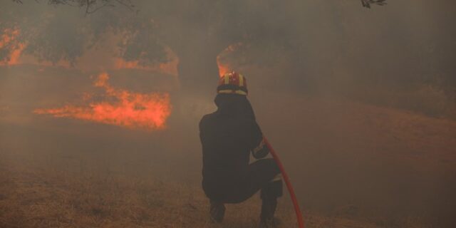 Συνεχής μάχη με τις αναζωπυρώσεις σε Γορτυνία και Εύβοια