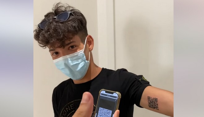 Ιταλία: 22χρονος έκανε τατουάζ το πάσο του κορονοϊού