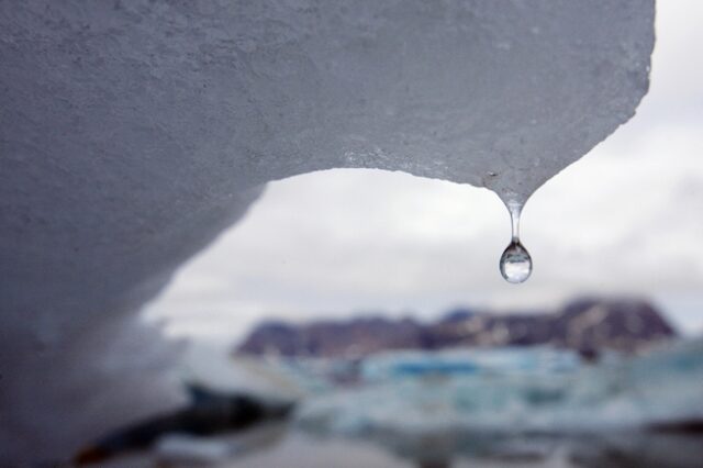 “Μαύροι” οιωνοί: Έβρεξε για πρώτη φορά στην κορυφή της Γροιλανδίας