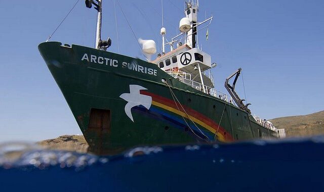 Greenpeace: Το εμβληματικό Arctic Sunrise ξεκινάει έρευνα πεδίου για τα κητώδη της Ελληνικής Τάφρου