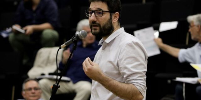 Ηλιόπουλος: Ή ο αρχηγός της Πυροσβεστικής δεν γνωρίζει πόσα αεροσκάφη επιχειρούν ή ο Χαρδαλιάς λέει ψέματα