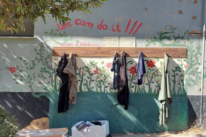 “Τοίχους καλοσύνης” δημιούργησαν γυναίκες της δομής φιλοξενίας του Σχιστού