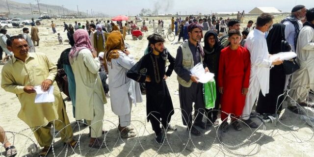 Αφγανιστάν: Μυστικές υπηρεσίες “βλέπουν” επίθεση αυτοκτονίας στο αεροδρόμιο της Καμπούλ