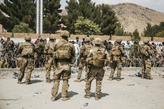 Αφγανιστάν: Μάχη στο αερoδρόμιο της Καμπούλ – Ένας φρουρός νεκρός και 3 τραυματίες