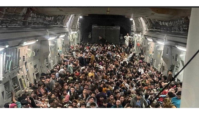 Συγκλονιστικές εικόνες από το Αφγανιστάν: Εκατοντάδες στοιβαγμένοι σε στρατιωτικό αεροσκάφος των ΗΠΑ