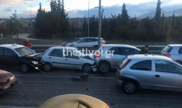 Θεσσαλονίκη: Καραμπόλα 10 οχημάτων στον Περιφερειακό – Ένας τραυματίας
