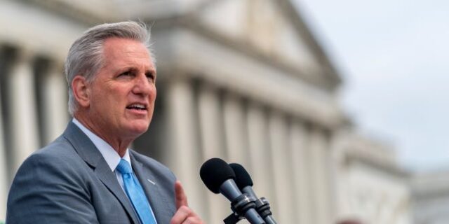 ΗΠΑ: Παραίτηση του Κέβιν Μακάρθι ζητούν οι Δημοκρατικοί –  “Αστειεύτηκε” ότι θα χτυπήσει την Νάνσι Πελόζι με σφυρί