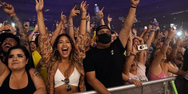 ΗΠΑ: Υποχρεωτική χρήση μάσκας σε υπαίθρια φεστιβάλ και συναυλίες στο Λος Άντζελες