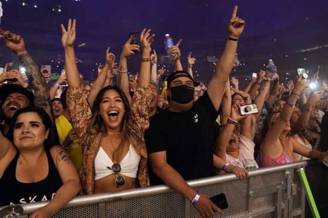 ΗΠΑ: Υποχρεωτική χρήση μάσκας σε υπαίθρια φεστιβάλ και συναυλίες στο Λος Άντζελες