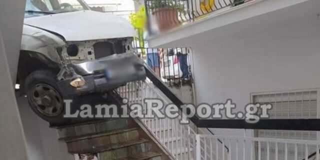 Λαμία: Αγροτικό καρφώθηκε σε αυλή σπιτιού – Συγκλονιστικές εικόνες