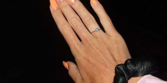 Power of love: Πρώην παίκτρια παντρεύεται και μας δείχνει το δαχτυλίδι της