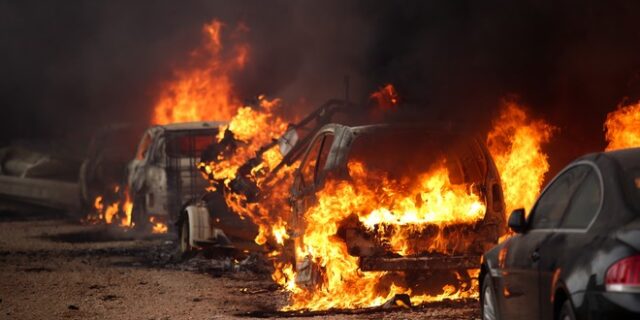 Φωτιά στην Αττική: Εκρήξεις σε μάντρα αυτοκινήτων στις Αφίδνες