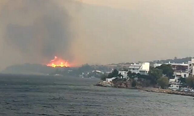 Εύβοια: Μεγάλη φωτιά στην Κάρυστο – Εκκενώνεται το Μαρμάρι και δύο οικισμοί
