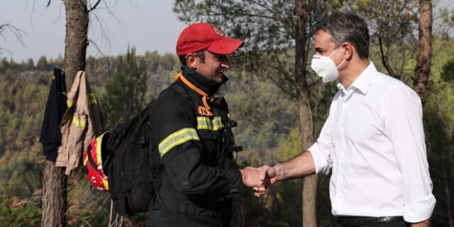 Μητσοτάκης από Βαρυμπόμπη: “Τα σπίτια θα ξαναφτιαχτούν, το δάσος με τον χρόνο θα ξαναγίνει”