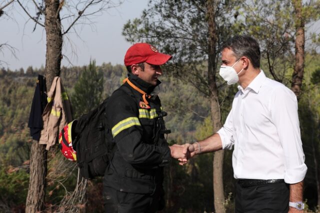 Μητσοτάκης από Βαρυμπόμπη: “Τα σπίτια θα ξαναφτιαχτούν, το δάσος με τον χρόνο θα ξαναγίνει”