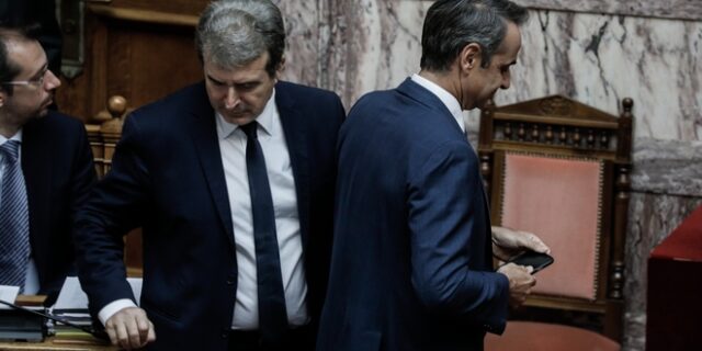 Ανασχηματισμός: Ποιοι υπουργοί κάθονται σε αναμμένα κάρβουνα 