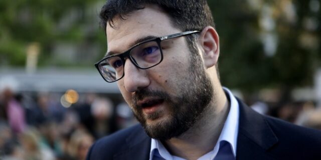 Ηλιόπουλος: Ενώ οι πολίτες ζητούν αύξηση στον βασικό μισθό, ο Μητσοτάκης μοιράζει data