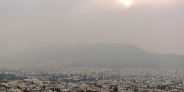 Φωτιές: Νέφος καπνού καλύπτει τον ουρανό της Αττικής