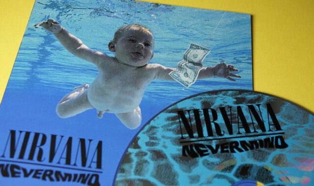 To μωρό στο εξώφυλλο του “Nevermind” μηνύει τους Nirvana για παιδική πορνογραφία